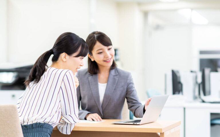 話を聞く　女性