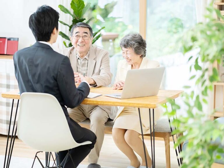 相続相談をする老夫婦