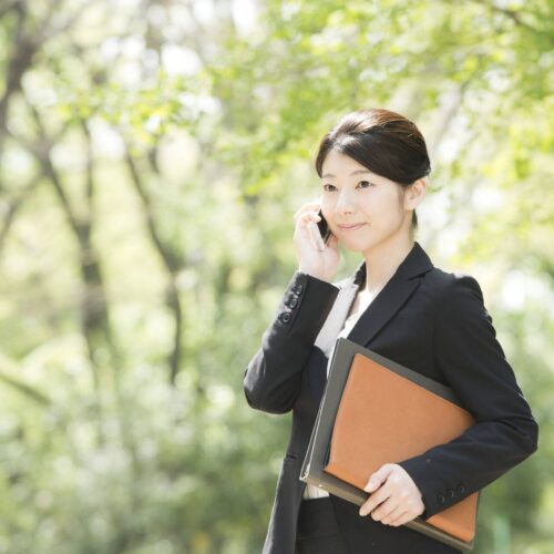 連絡する　女性