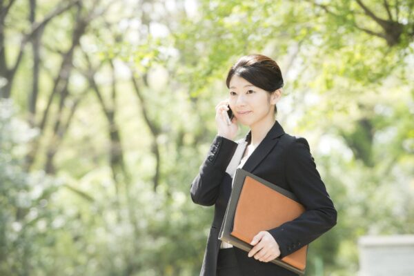 連絡する　女性