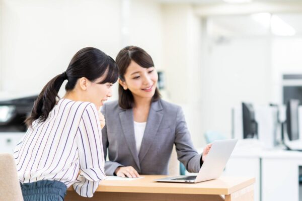 話を聞く　女性