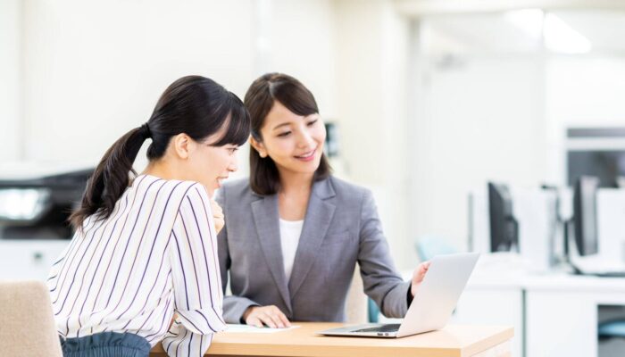 話を聞く　女性