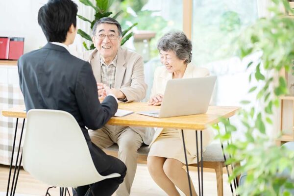 相続相談をする老夫婦
